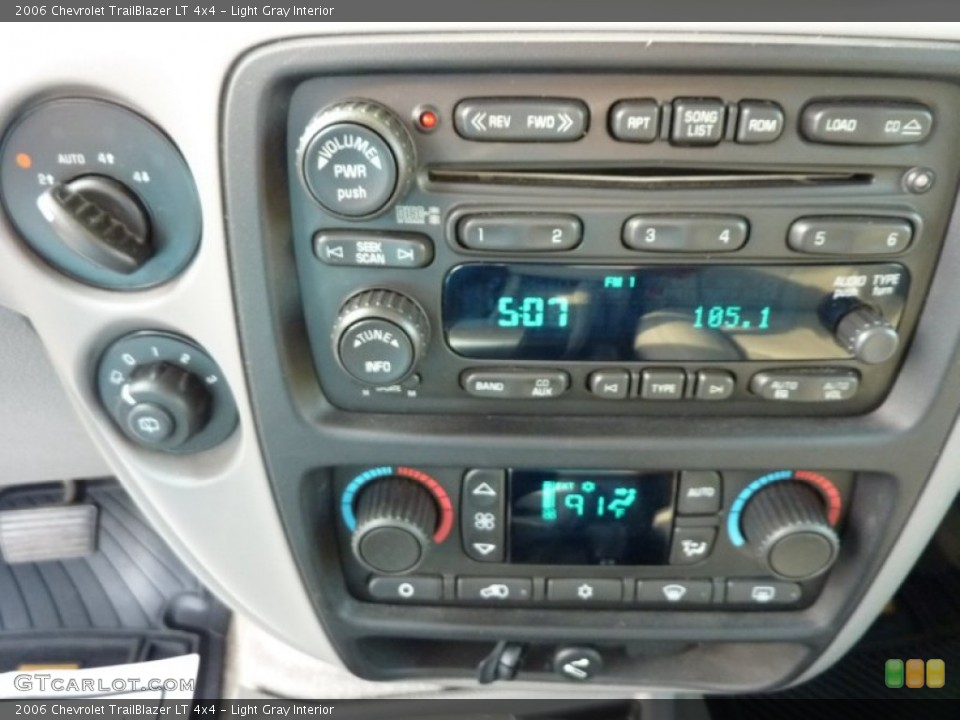 Light Gray Interior Controls for the 2006 Chevrolet TrailBlazer LT 4x4 #69264075
