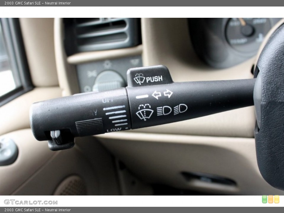 Neutral Interior Controls for the 2003 GMC Safari SLE #69343962