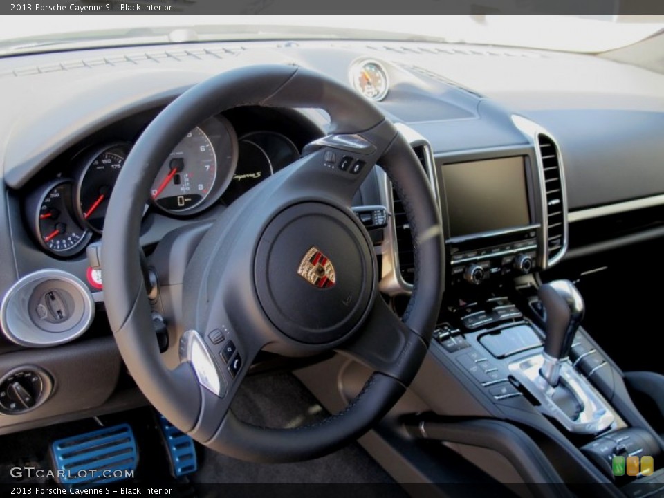 Black Interior Dashboard for the 2013 Porsche Cayenne S #69355930