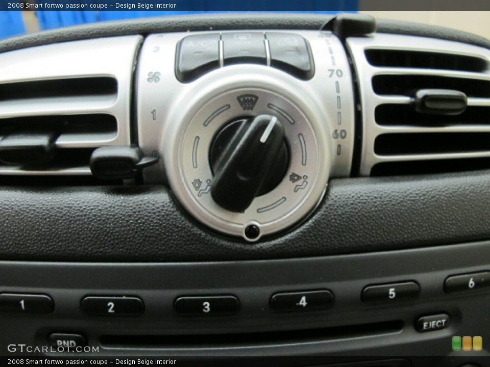 Design Beige Interior Controls for the 2008 Smart fortwo passion coupe #69444727