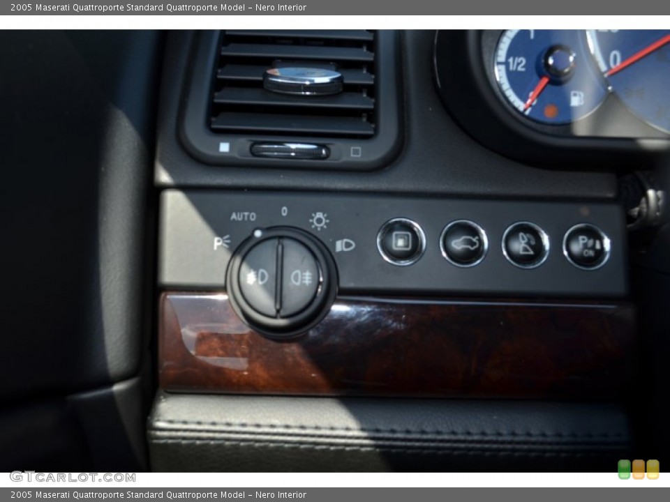 Nero Interior Controls for the 2005 Maserati Quattroporte  #69522115