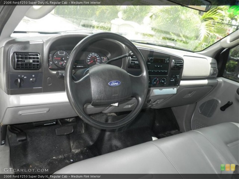 Medium Flint Interior Photo for the 2006 Ford F250 Super Duty XL Regular Cab #69568401