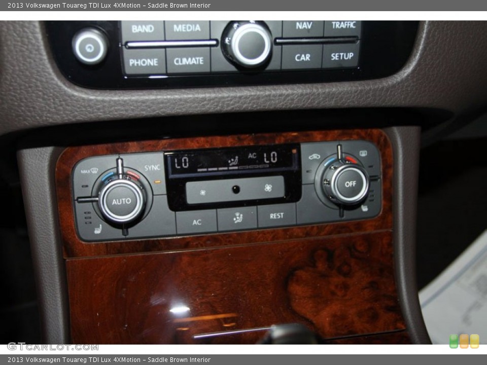 Saddle Brown Interior Controls for the 2013 Volkswagen Touareg TDI Lux 4XMotion #69803473