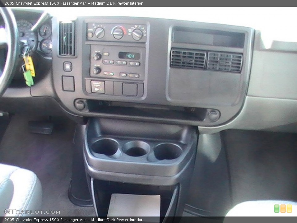 Medium Dark Pewter Interior Controls for the 2005 Chevrolet Express 1500 Passenger Van #69820125
