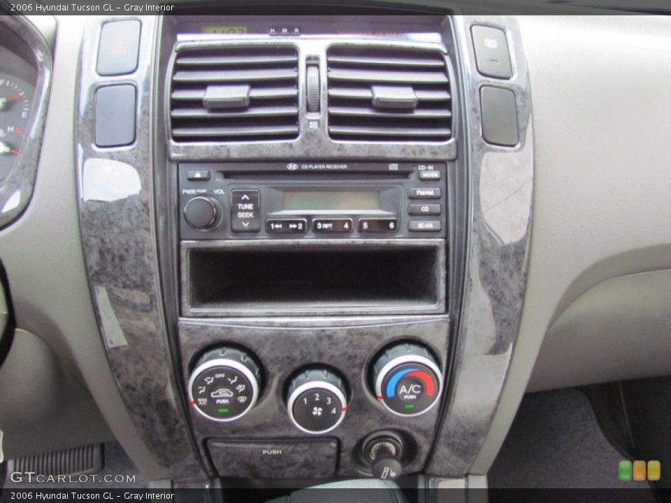 Gray Interior Controls for the 2006 Hyundai Tucson GL #69826321