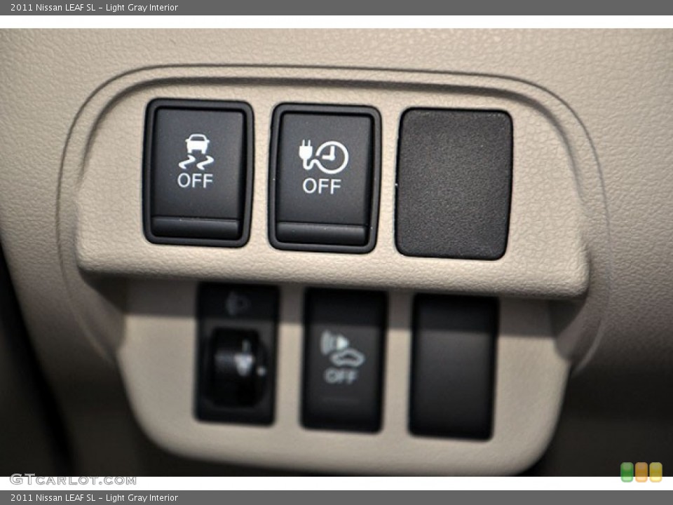 Light Gray Interior Controls for the 2011 Nissan LEAF SL #69916478