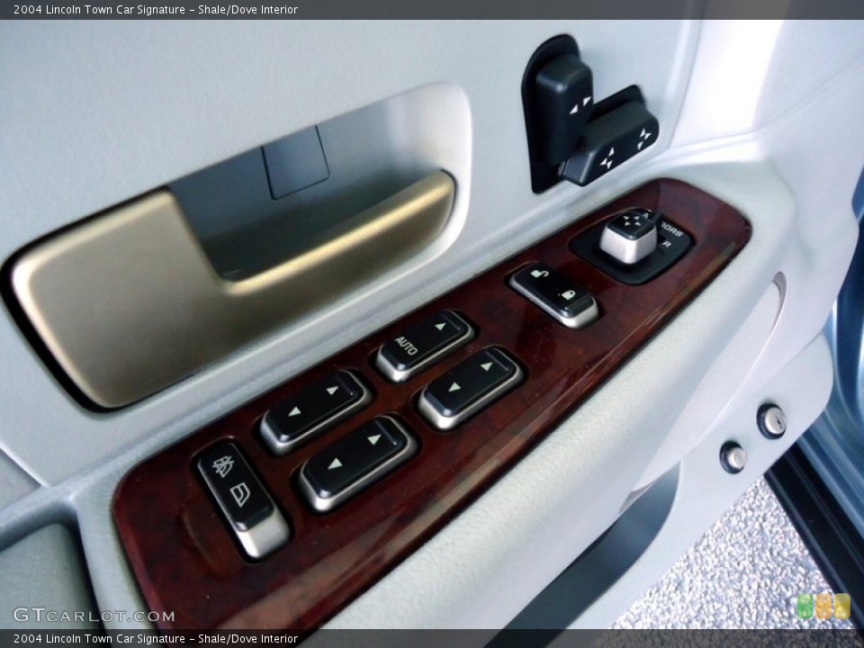 Shale/Dove Interior Controls for the 2004 Lincoln Town Car Signature #69988600