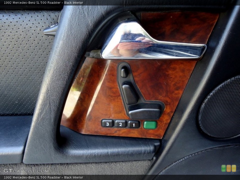 Black Interior Controls for the 1992 Mercedes-Benz SL 500 Roadster #69992761