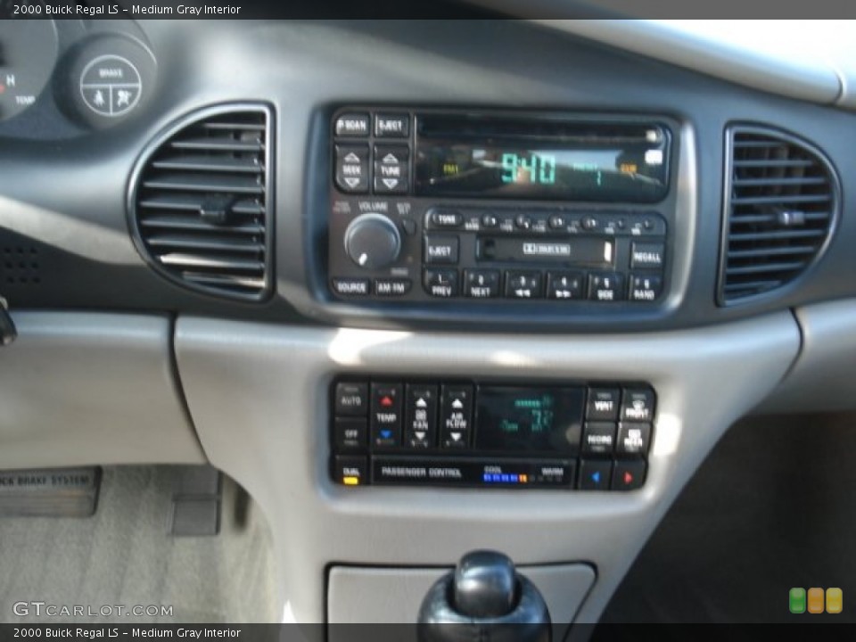 Medium Gray Interior Controls for the 2000 Buick Regal LS #70070266