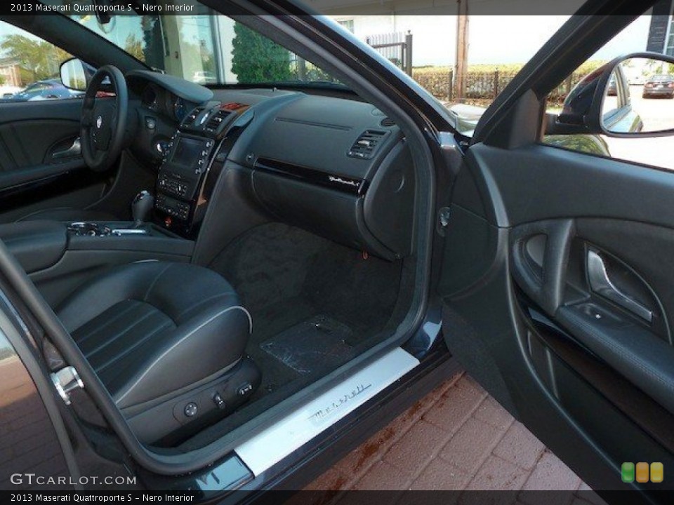 Nero Interior Dashboard for the 2013 Maserati Quattroporte S #70073374