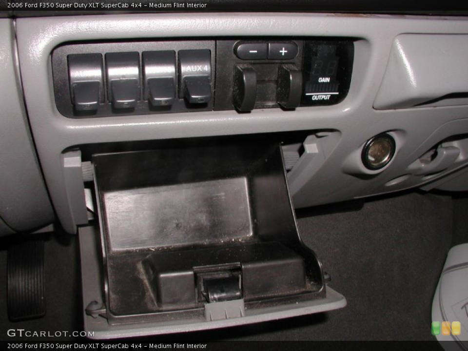 Medium Flint Interior Controls for the 2006 Ford F350 Super Duty XLT SuperCab 4x4 #70102539