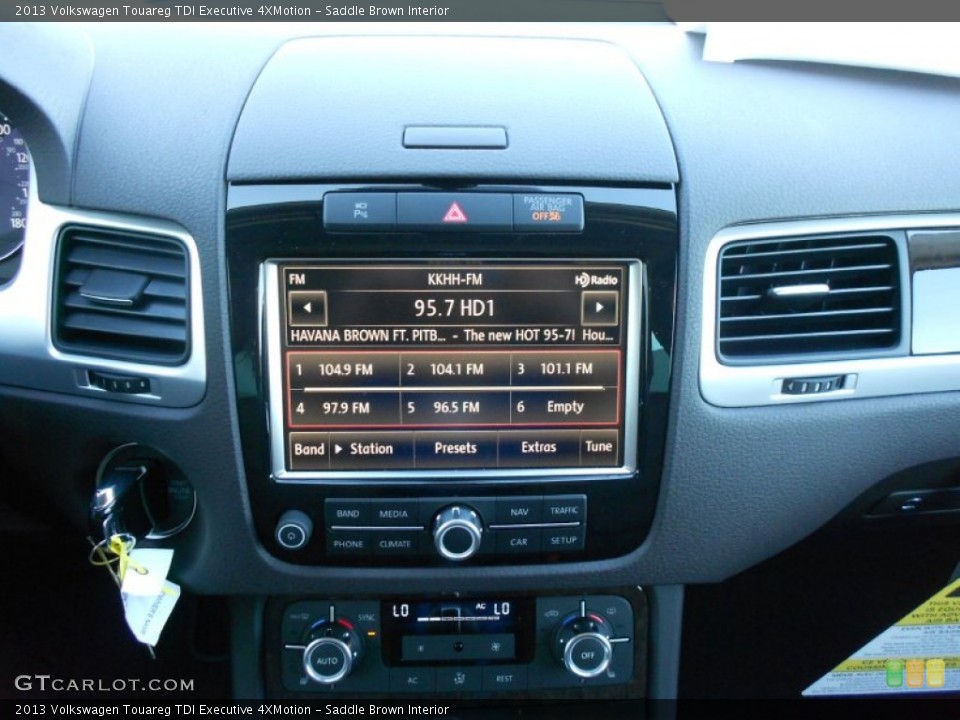 Saddle Brown Interior Controls for the 2013 Volkswagen Touareg TDI Executive 4XMotion #70166283