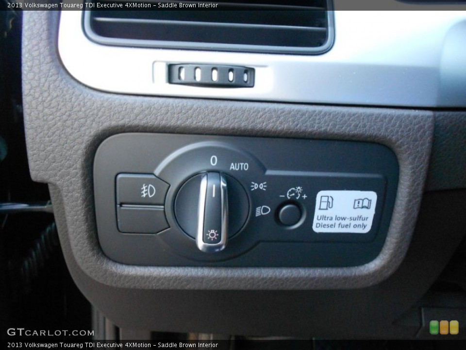 Saddle Brown Interior Controls for the 2013 Volkswagen Touareg TDI Executive 4XMotion #70166339