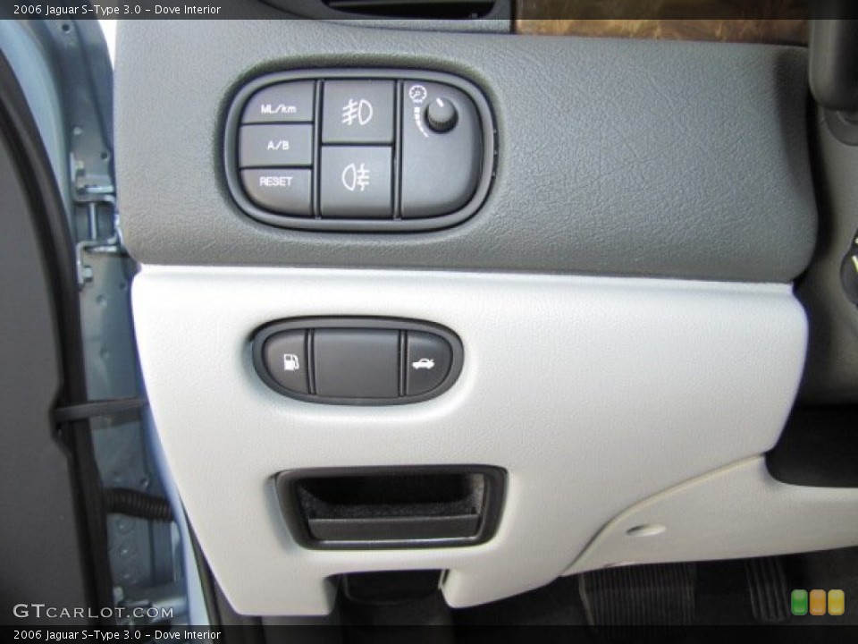 Dove Interior Controls for the 2006 Jaguar S-Type 3.0 #70308101