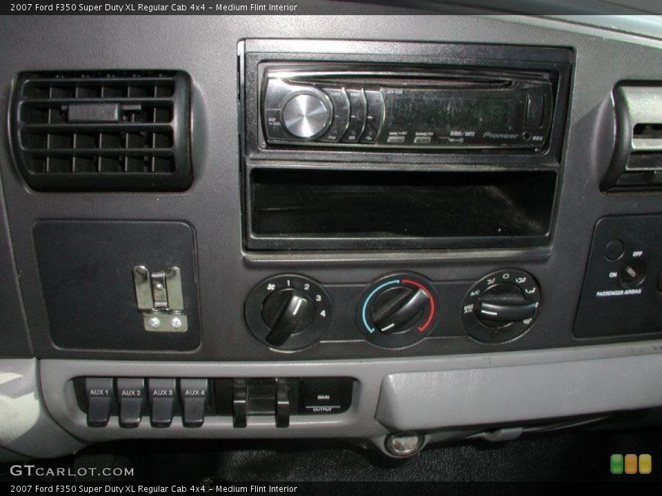 Medium Flint Interior Controls for the 2007 Ford F350 Super Duty XL Regular Cab 4x4 #70375158