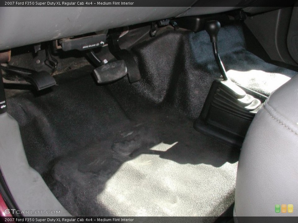 Medium Flint Interior Controls for the 2007 Ford F350 Super Duty XL Regular Cab 4x4 #70375215