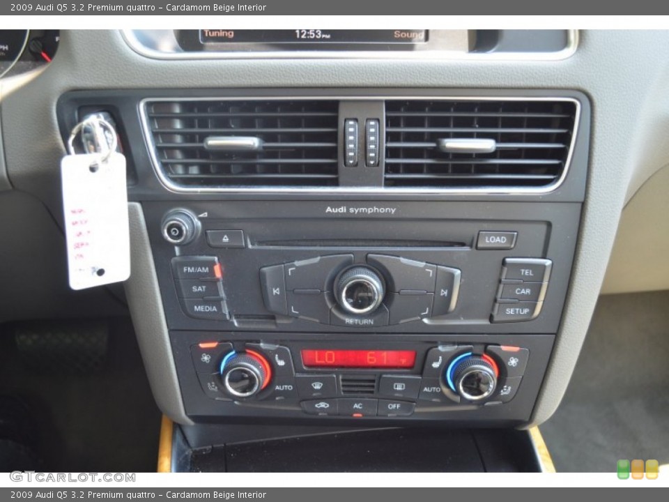 Cardamom Beige Interior Controls for the 2009 Audi Q5 3.2 Premium quattro #70410061