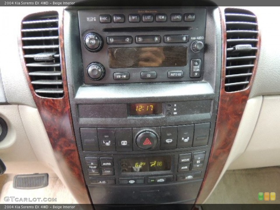 Beige Interior Controls for the 2004 Kia Sorento EX 4WD #70480730