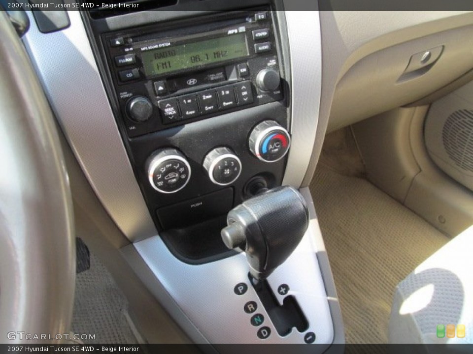 Beige Interior Controls for the 2007 Hyundai Tucson SE 4WD #70692485