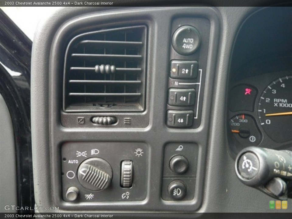 Dark Charcoal Interior Controls for the 2003 Chevrolet Avalanche 2500 4x4 #70870186