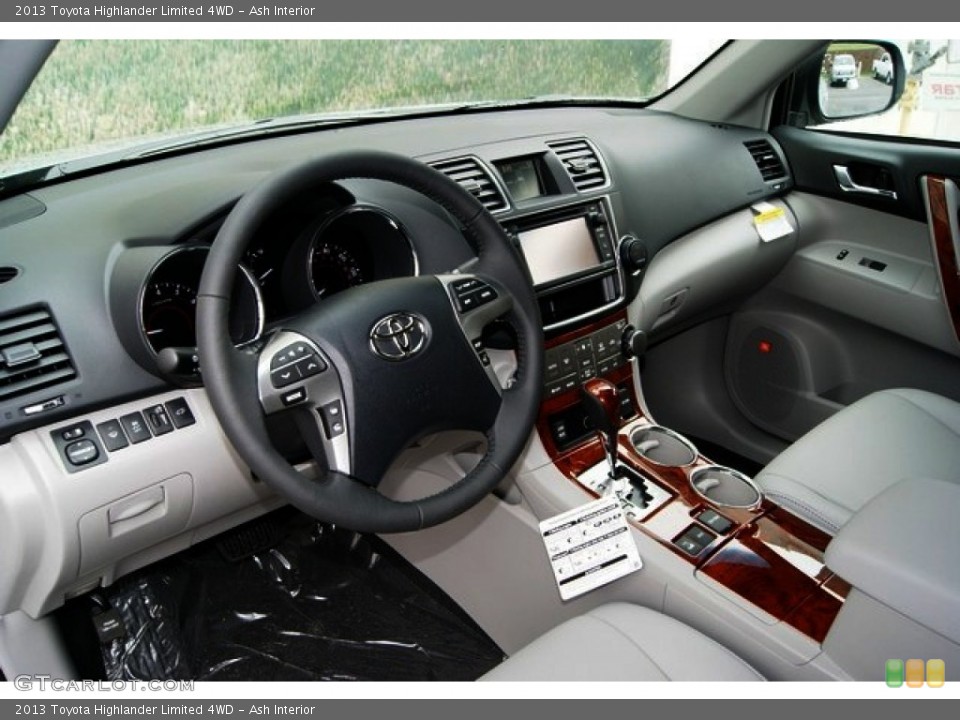 Ash Interior Photo for the 2013 Toyota Highlander Limited 4WD #70872274
