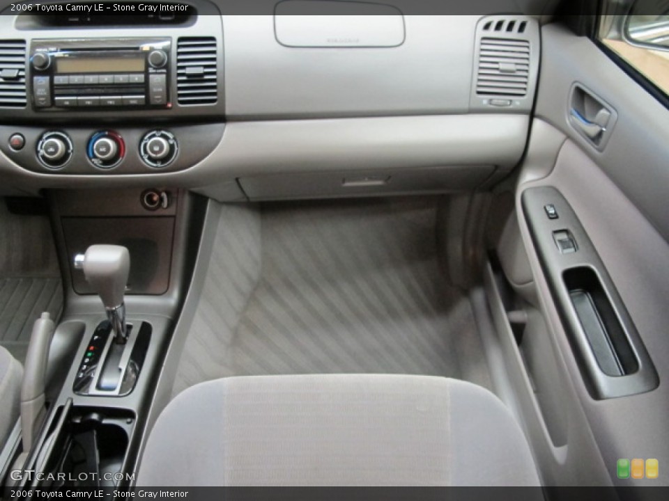 Stone Gray Interior Photo for the 2006 Toyota Camry LE #70913725
