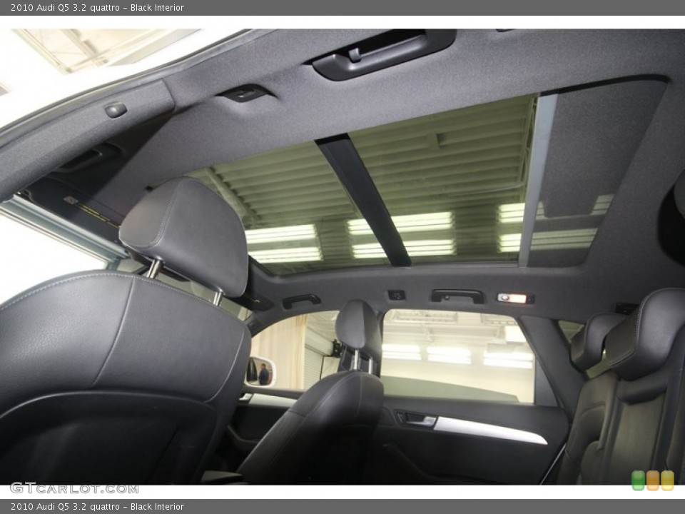 Black Interior Sunroof for the 2010 Audi Q5 3.2 quattro #70938697