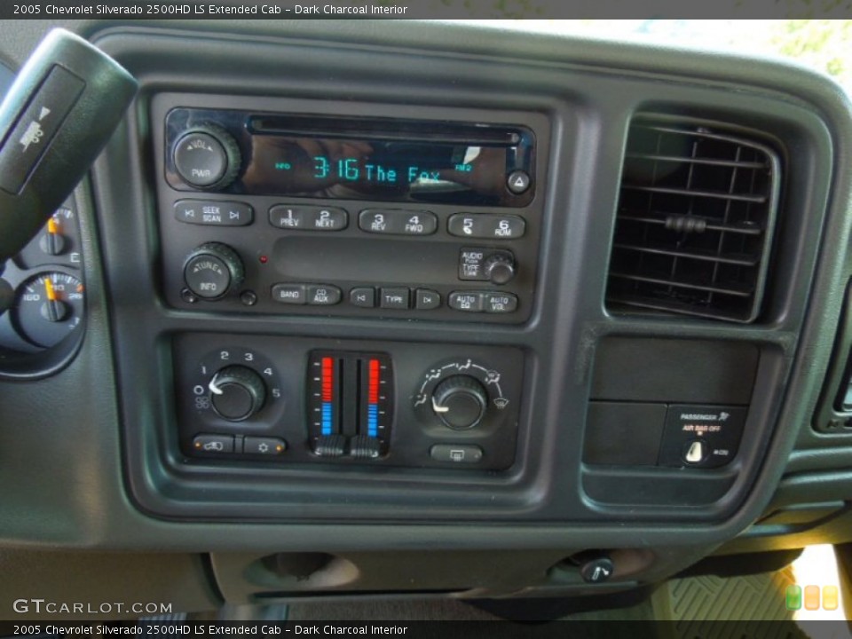 Dark Charcoal Interior Controls for the 2005 Chevrolet Silverado 2500HD LS Extended Cab #71058989