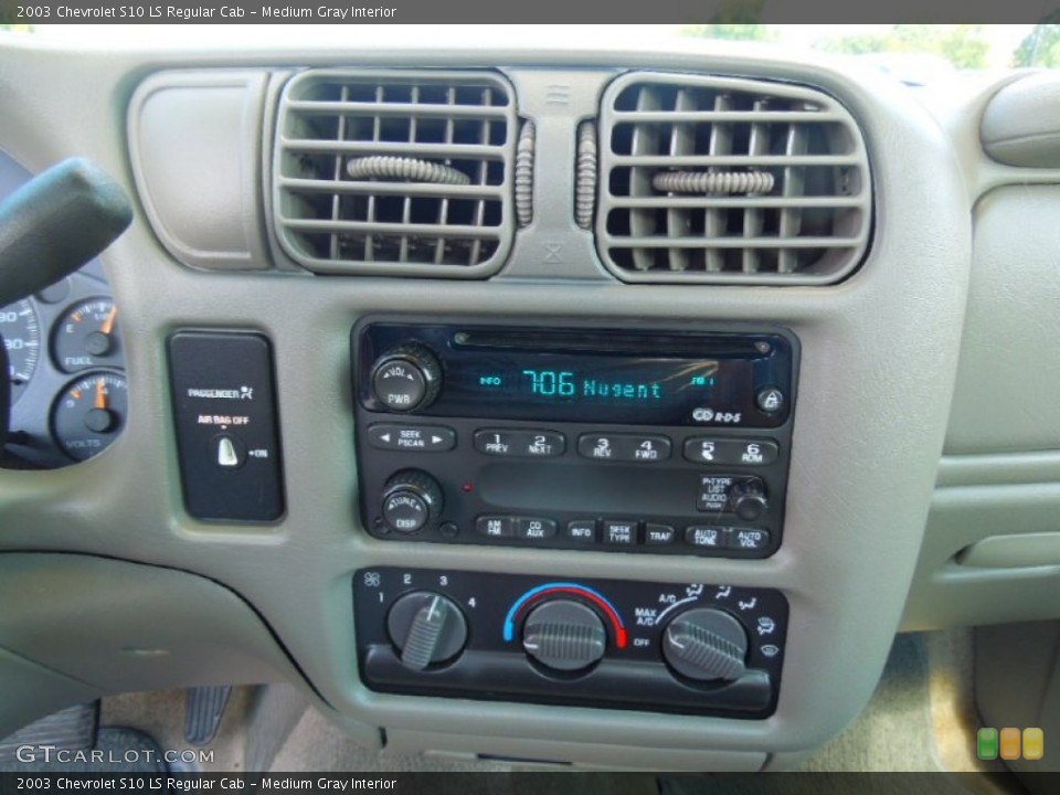 Medium Gray Interior Controls for the 2003 Chevrolet S10 LS Regular Cab #71059307