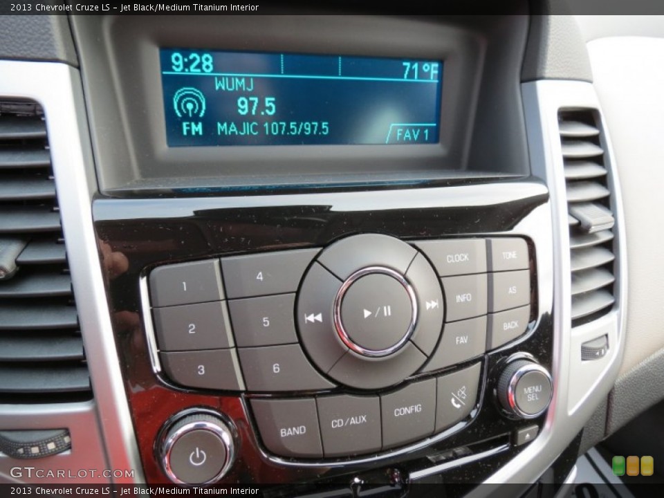 Jet Black/Medium Titanium Interior Controls for the 2013 Chevrolet Cruze LS #71110118