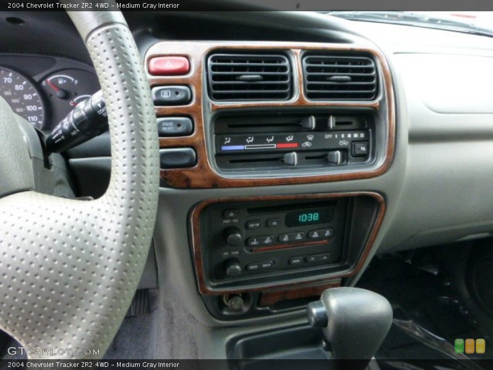 Medium Gray Interior Controls for the 2004 Chevrolet Tracker ZR2 4WD #71161272