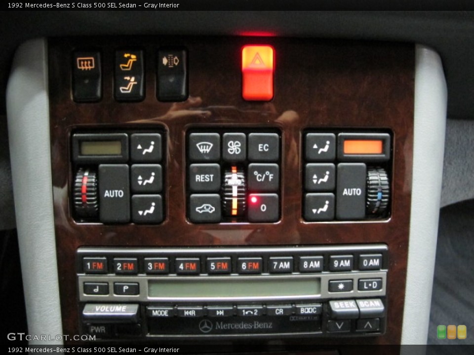 Gray Interior Controls for the 1992 Mercedes-Benz S Class 500 SEL Sedan #71212474
