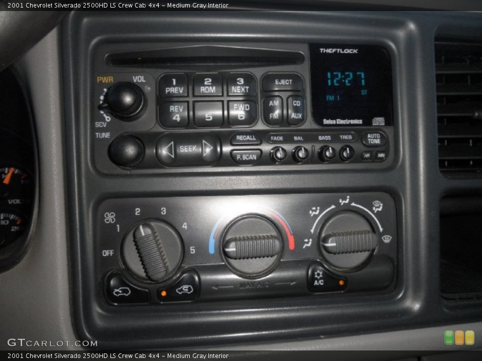 Medium Gray Interior Controls for the 2001 Chevrolet Silverado 2500HD LS Crew Cab 4x4 #71248458
