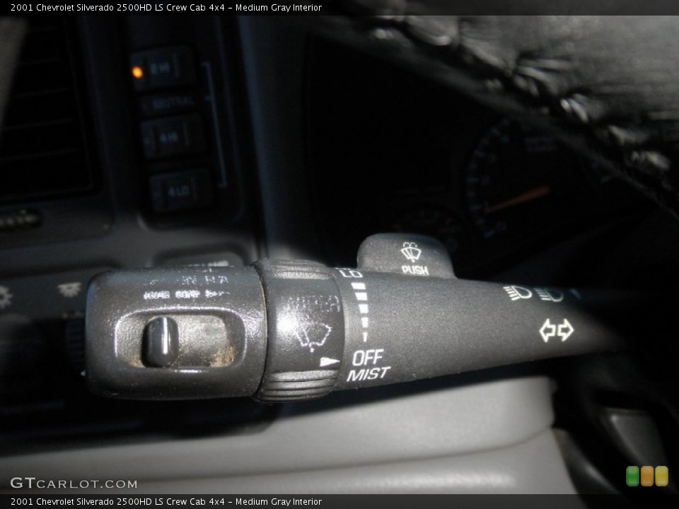 Medium Gray Interior Controls for the 2001 Chevrolet Silverado 2500HD LS Crew Cab 4x4 #71248475