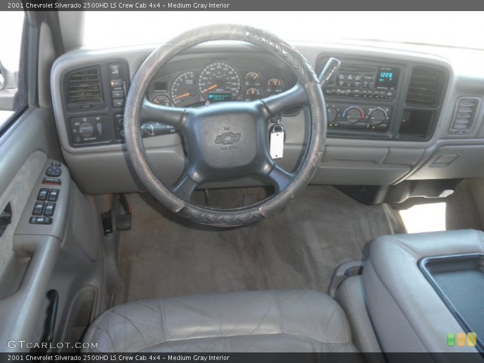 Medium Gray Interior Dashboard for the 2001 Chevrolet Silverado 2500HD LS Crew Cab 4x4 #71248511