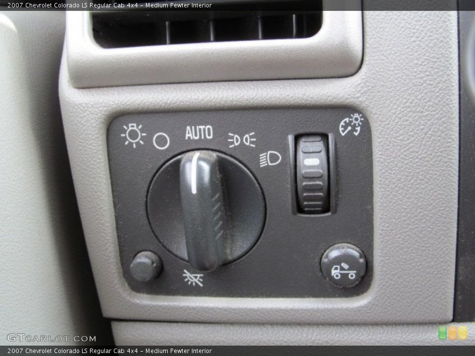 Medium Pewter Interior Controls for the 2007 Chevrolet Colorado LS Regular Cab 4x4 #71315856