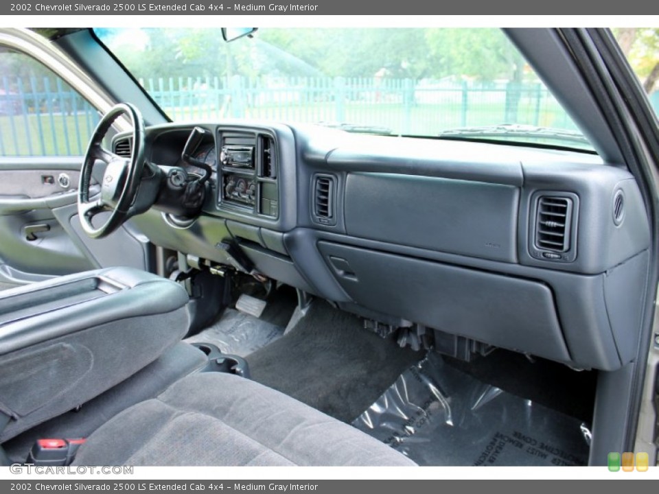 Medium Gray Interior Dashboard for the 2002 Chevrolet Silverado 2500 LS Extended Cab 4x4 #71331192