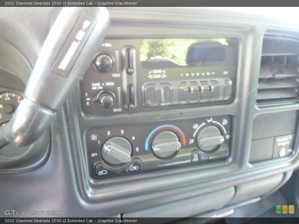 Graphite Gray Interior Controls for the 2002 Chevrolet Silverado 1500 LS Extended Cab #71333577