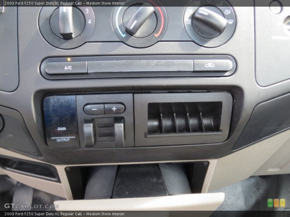 Medium Stone Interior Controls for the 2009 Ford F250 Super Duty XL Regular Cab #71414038