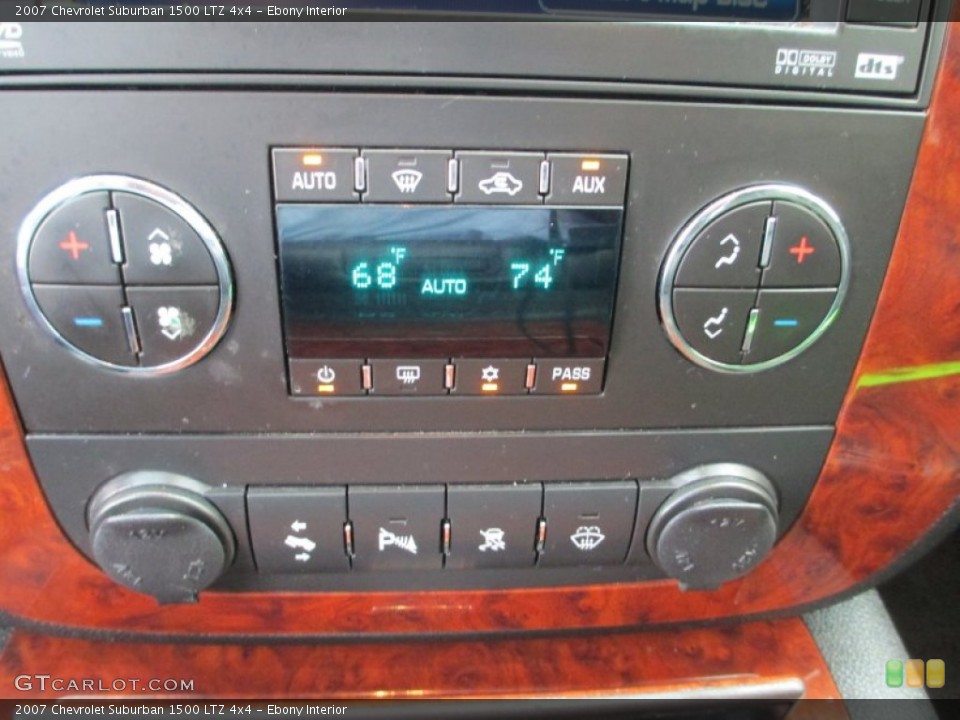 Ebony Interior Controls for the 2007 Chevrolet Suburban 1500 LTZ 4x4 #71537557
