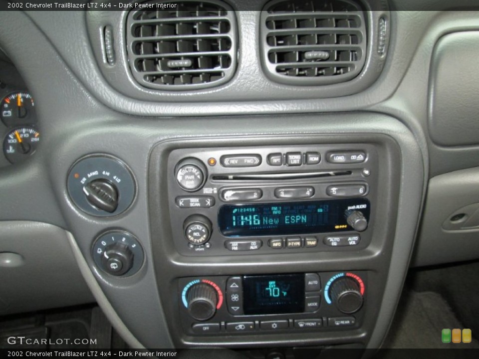 Dark Pewter Interior Controls for the 2002 Chevrolet TrailBlazer LTZ 4x4 #71563129