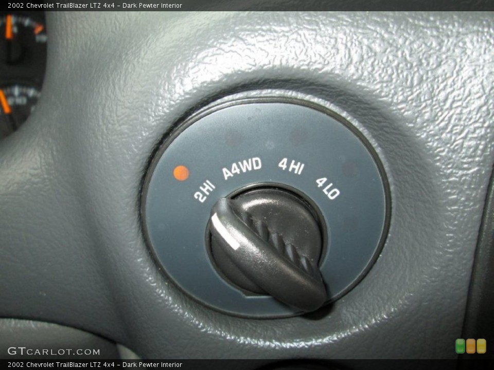 Dark Pewter Interior Controls for the 2002 Chevrolet TrailBlazer LTZ 4x4 #71563138