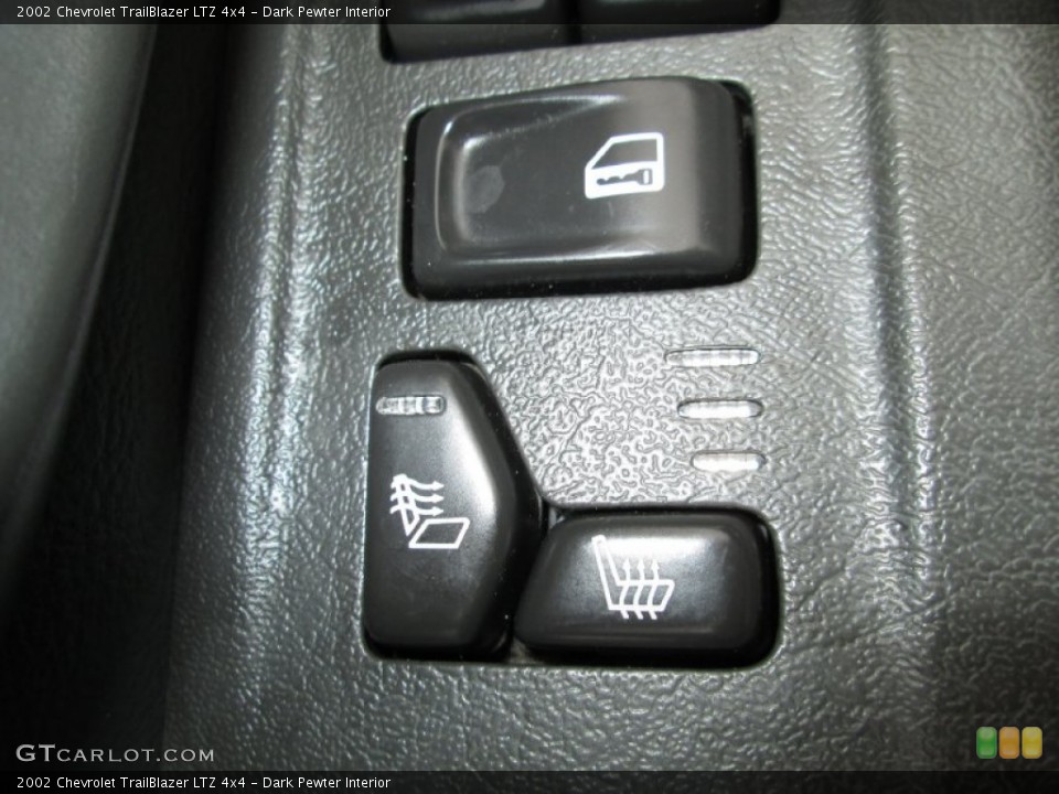 Dark Pewter Interior Controls for the 2002 Chevrolet TrailBlazer LTZ 4x4 #71563213