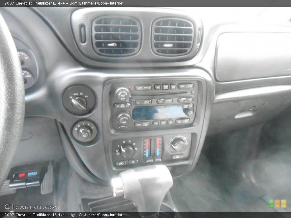 Light Cashmere/Ebony Interior Controls for the 2007 Chevrolet TrailBlazer LS 4x4 #71725120