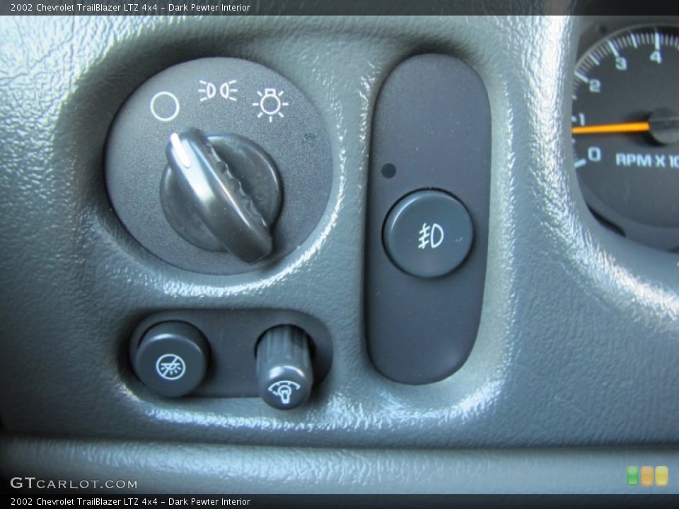 Dark Pewter Interior Controls for the 2002 Chevrolet TrailBlazer LTZ 4x4 #71737655
