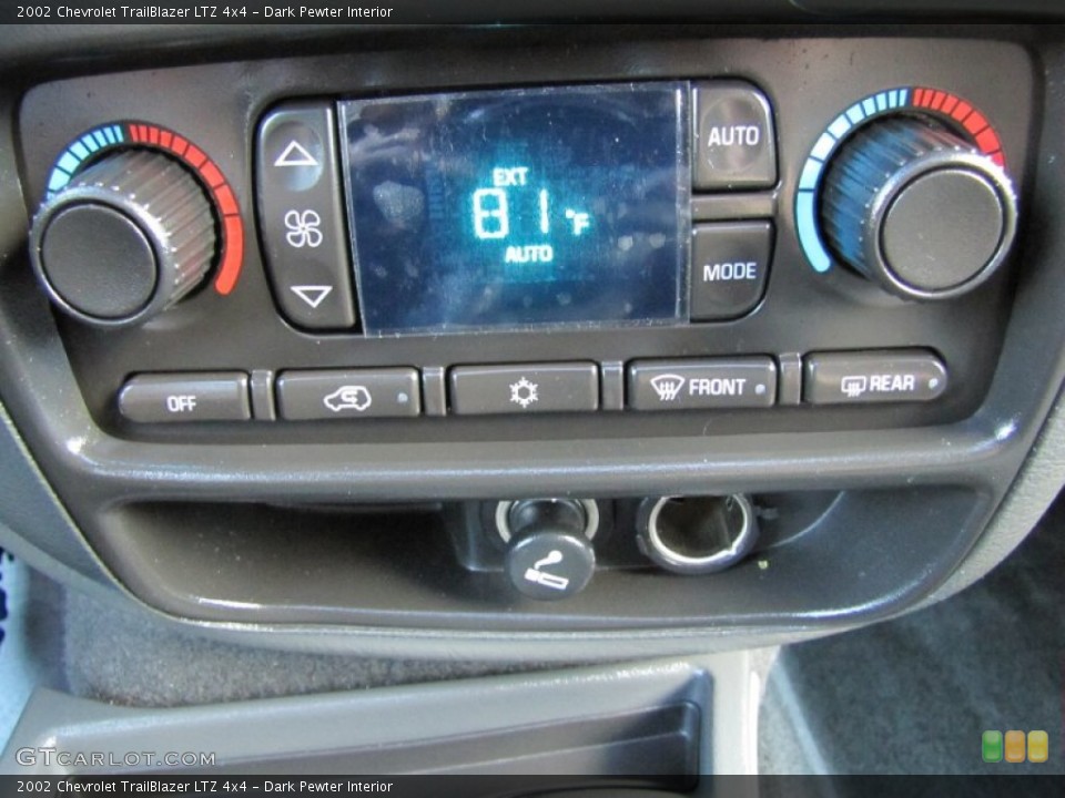 Dark Pewter Interior Controls for the 2002 Chevrolet TrailBlazer LTZ 4x4 #71737712
