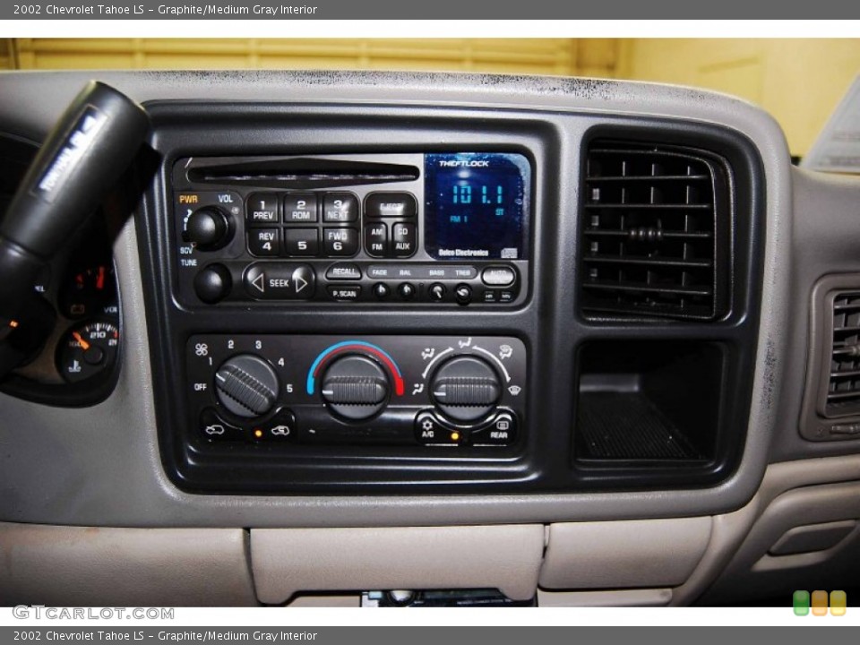Graphite/Medium Gray Interior Controls for the 2002 Chevrolet Tahoe LS #71804319