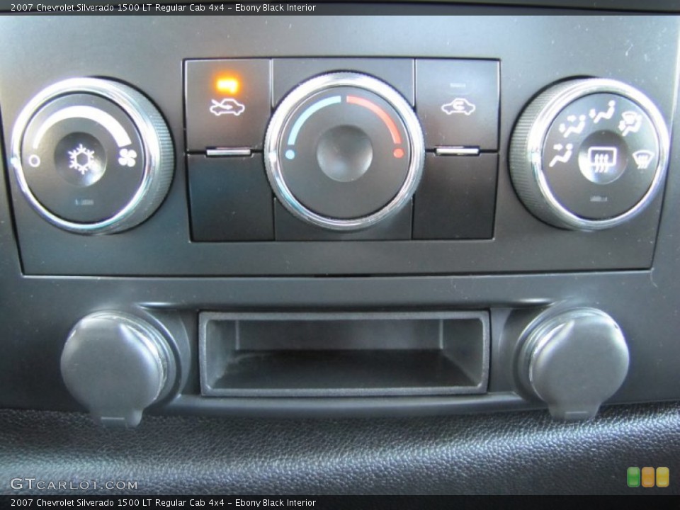Ebony Black Interior Controls for the 2007 Chevrolet Silverado 1500 LT Regular Cab 4x4 #71868483