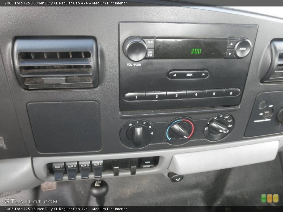Medium Flint Interior Controls for the 2005 Ford F250 Super Duty XL Regular Cab 4x4 #71908805