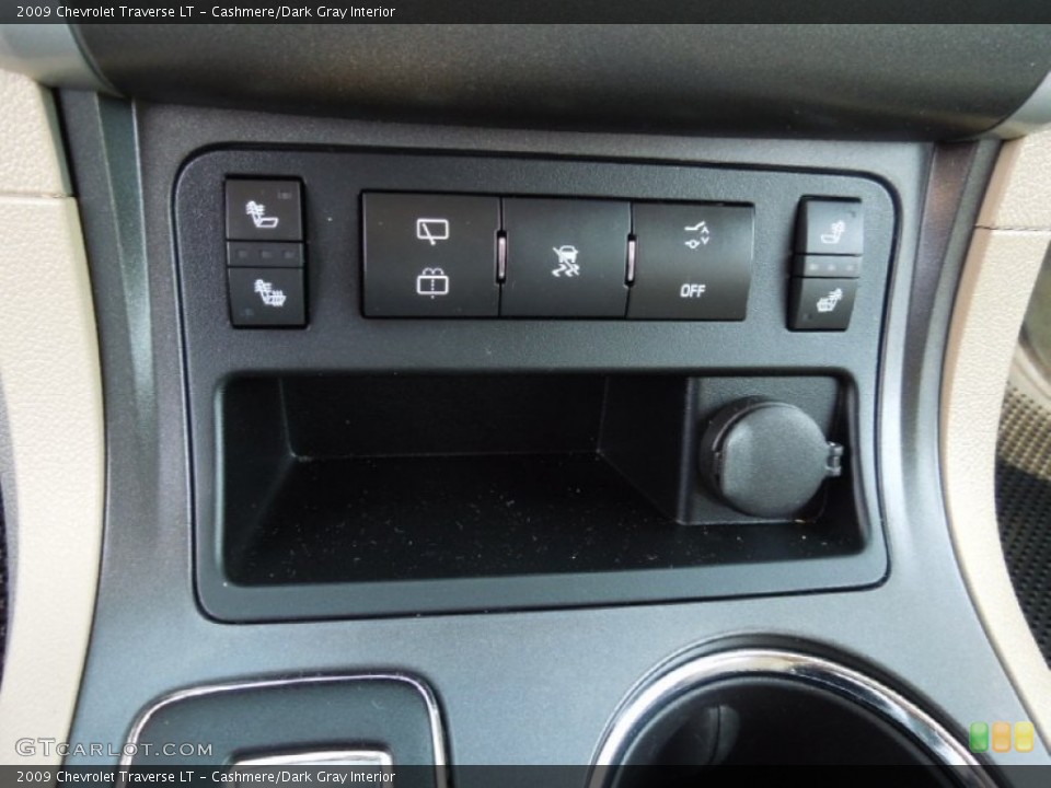 Cashmere/Dark Gray Interior Controls for the 2009 Chevrolet Traverse LT #71932374